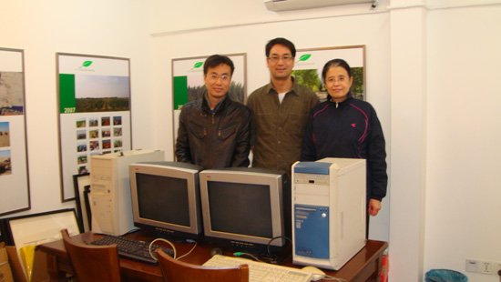 席妈妈(右）、朱献军(中）和他的同事(左）