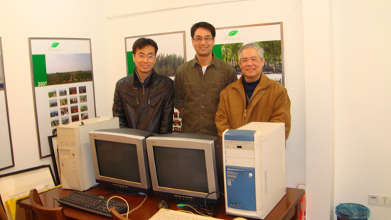 朱献军(中）和他的同事(左）