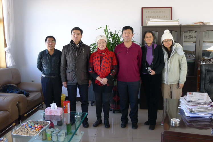 2月22日在多伦县考察，与当地领导林业局范局长（右三）、林业局副局长（左一）、县团委书记（左二）、台湾志愿者小杨（右一）、席妈妈（右二）合影