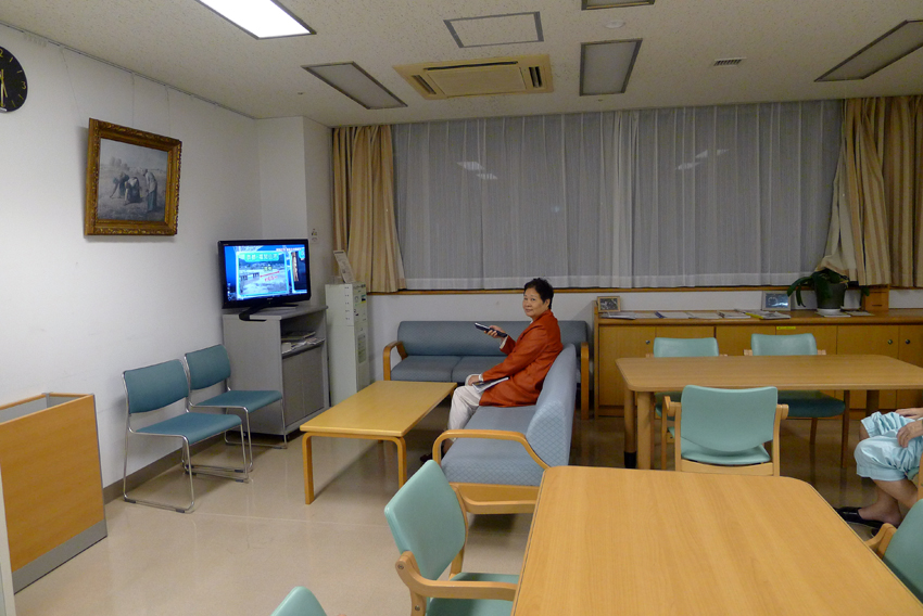 在患者活动室看电视