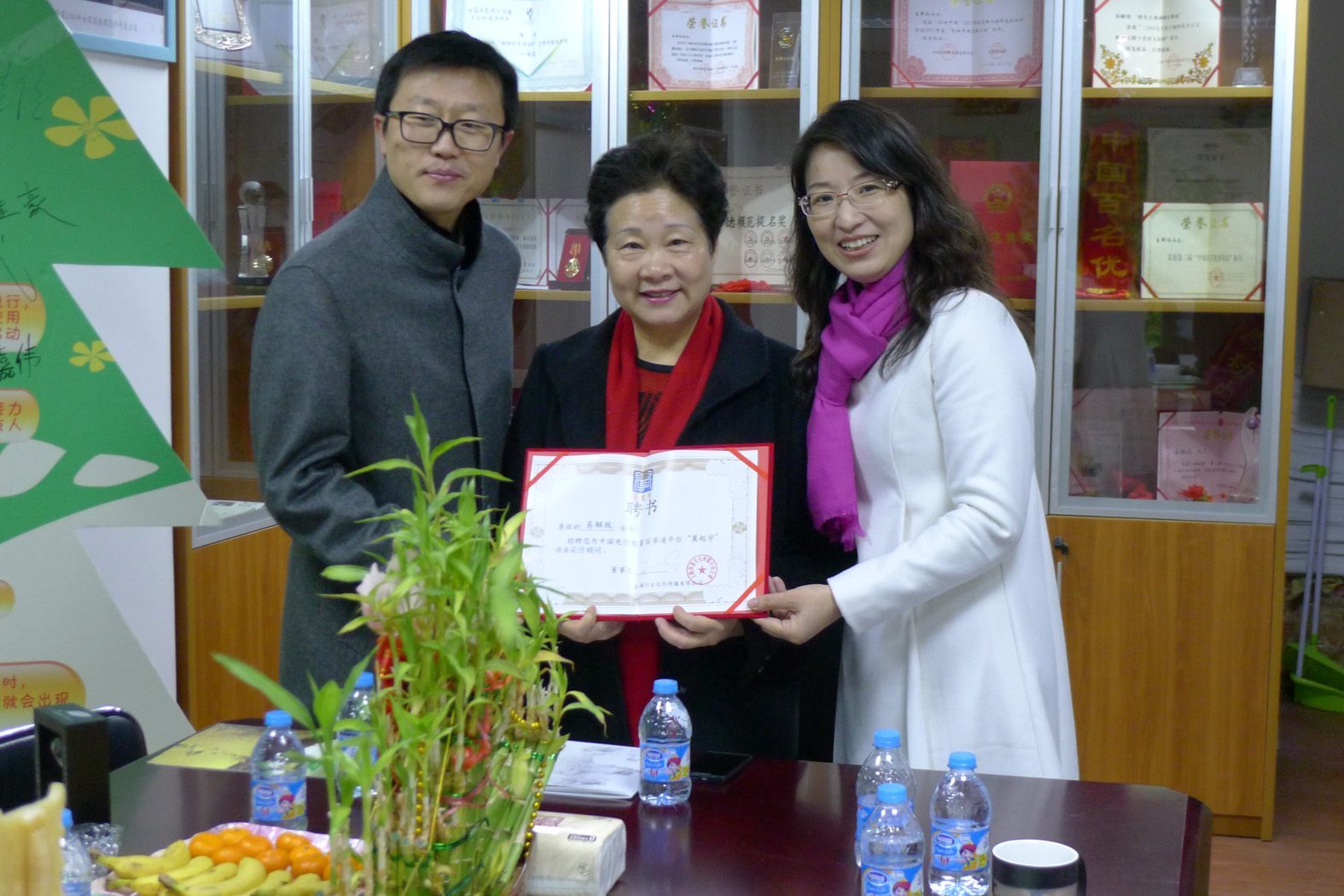 上海印宣文化传播有限公司应董事长（右一）向易妈妈颁发聘书