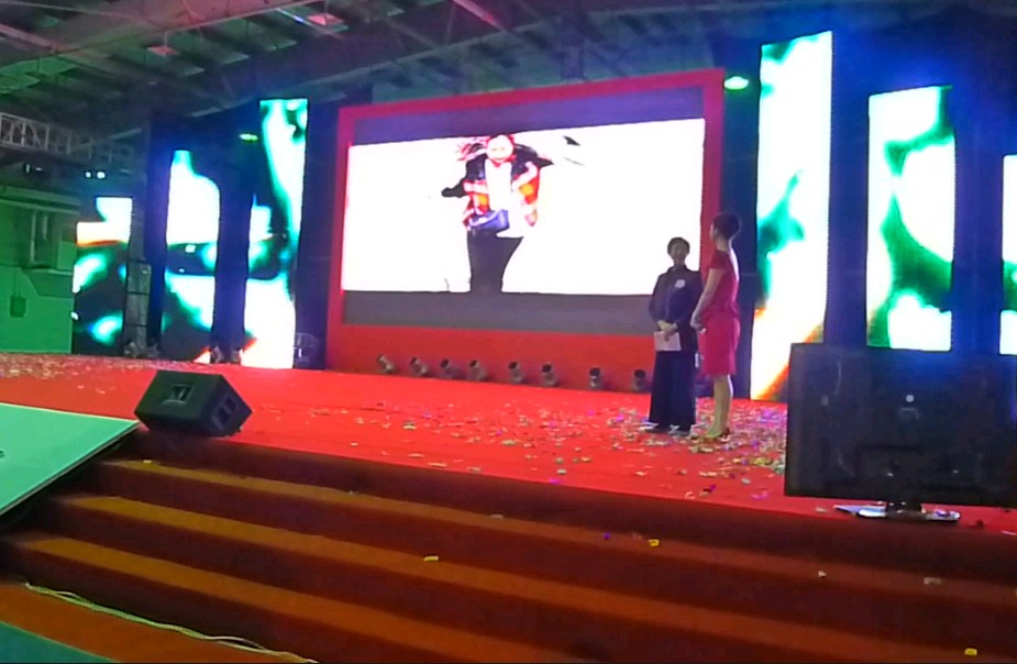 大会的屏幕上放映易解放的植树历程
